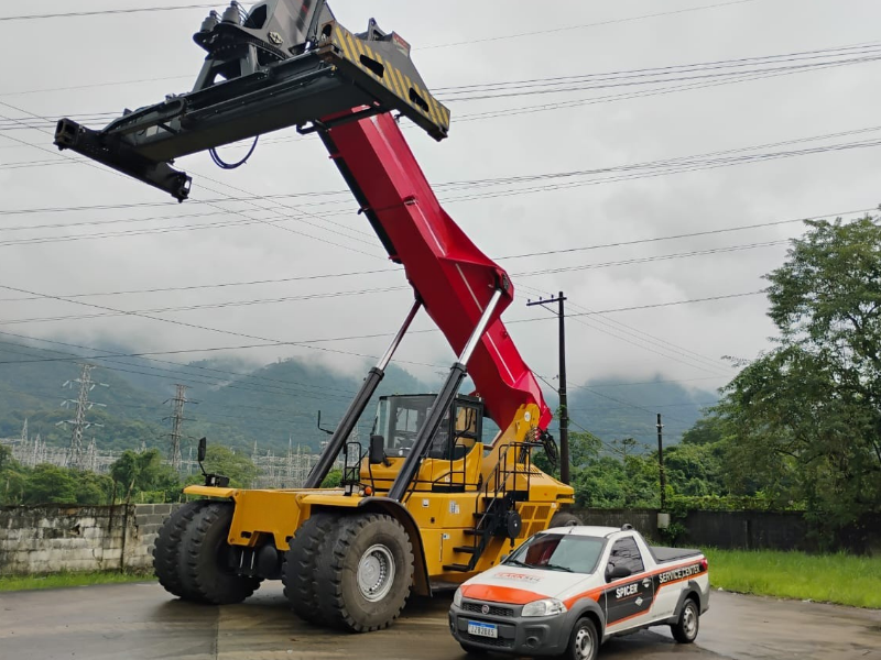 Manutenção de transmissão para Reach Stacker Clark Sul.